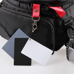 Carte de balance 3 en 1 noir, blanc et gris / Carte grise numérique avec dragonne, compatible avec tous les appareils photo numériques, formats de fichiers : RAW et JPEG, dimensions : 8,7 cm x 5,5 cm