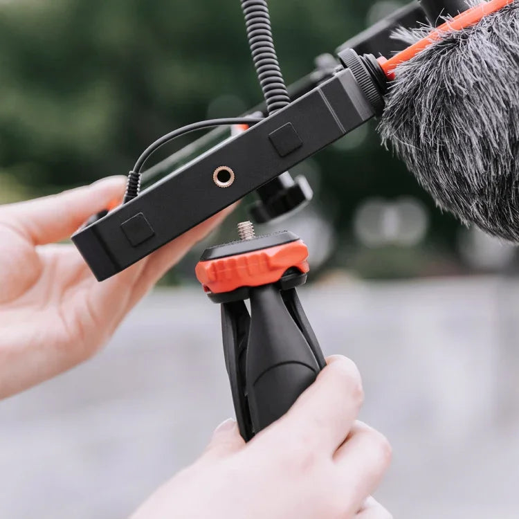 YELANGU PC204 YLG1801D Vlogging Live Broadcast LED Selfie Light Smartphone Video Rig Handle Stabilizer Bracket Kits with Microphone & Tripod, PC204