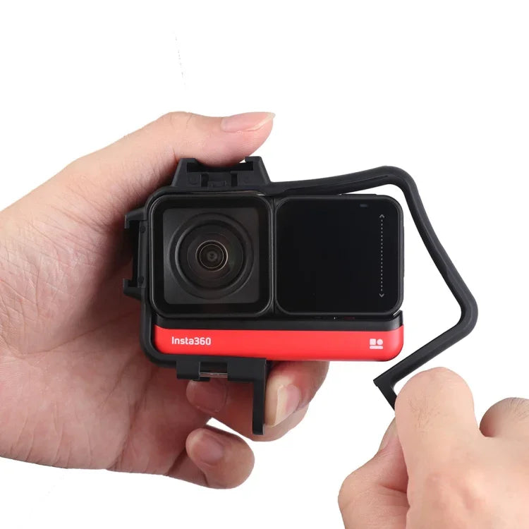 Boîtier de protection en plastique avec support pour Insta360 One R, adaptateur pour trépied, vis longue et griffe porte-accessoires.
