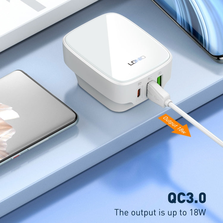 Chargeur port Type-C + double USB LDNIO Q334 32W avec câble de données USB-C / Type-C vers USB-C / Type-C 1m, prise EU, prise UK, prise US