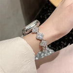 Bracelet de montre xDfind en métal à motif trèfle à quatre feuilles et diamants, compatible avec Apple Watch 42/44/45/46/49 mm et Apple Watch 38/40/41/S10 42 mm.