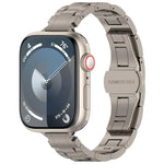 Bracelet de montre fin en alliage de titane avec boucle papillon à trois billes, compatible avec les Apple Watch 46 mm / 49 mm / 45 mm / 44 mm et 42 mm / 41 mm / 40 mm / 38 mm.