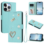 ZS01 Coque de Téléphone Double Couche Cœur Floral en Cuir Vegan avec Dragonne, Pour iPhone 16 Pro, Pour iPhone 16 Plus, Pour iPhone 16, Pour iPhone 15 Pro Max, Pour iPhone 15 Pro, Pour iPhone 15 Plus
