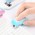 Deli Creative Stationery Agrafeuse géométrique Agrafeuse de mode colorée Fournitures scolaires et de bureau petite, taille : 4,9 x 2,2 cm, livraison de couleur aléatoire, 4,9 x 2,2 cm