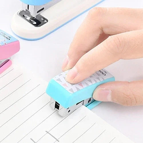 Deli Creative Stationery Agrafeuse géométrique Agrafeuse de mode colorée Fournitures scolaires et de bureau petite, taille : 4,9 x 2,2 cm, livraison de couleur aléatoire, 4,9 x 2,2 cm