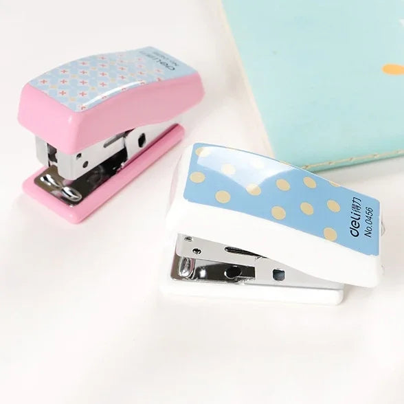 Deli Creative Stationery Agrafeuse géométrique Agrafeuse de mode colorée Fournitures scolaires et de bureau petite, taille : 4,9 x 2,2 cm, livraison de couleur aléatoire, 4,9 x 2,2 cm