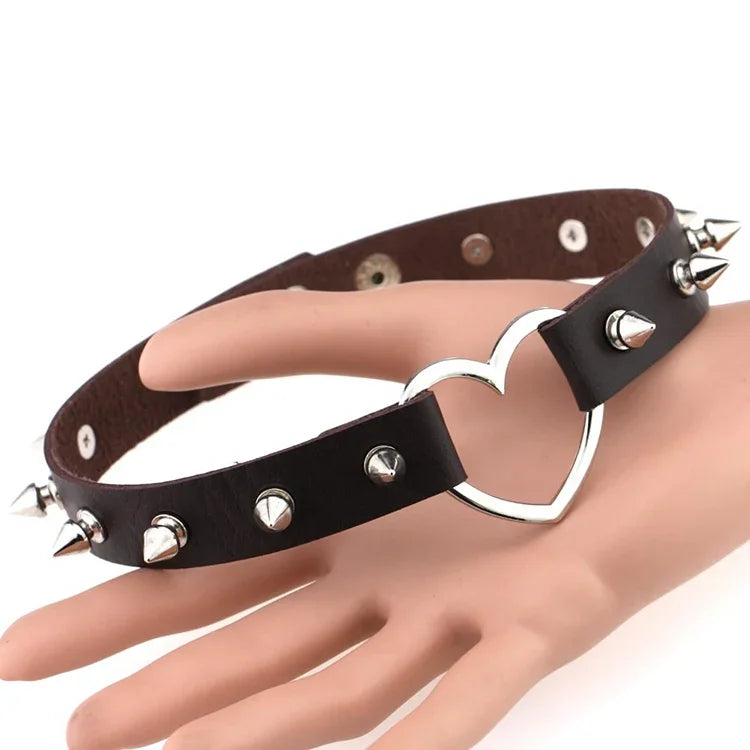 Collier ras du cou en cuir clouté en forme de cœur, style punk, livraison couleur aléatoire, TXXQ04