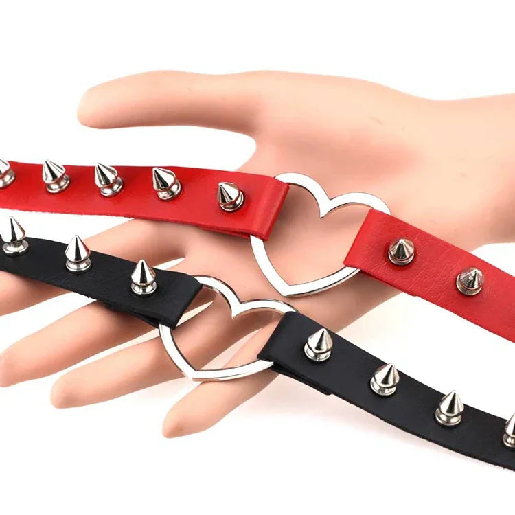 Collier ras du cou en cuir clouté en forme de cœur, style punk, livraison couleur aléatoire, TXXQ04