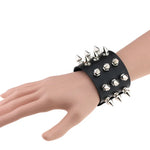 2 PCS Bracelet en Cuir à Rivets 3 Rangées, Style Punk Européen et Américain, Mode Exagérée à Pointe Conique, Livraison de Couleur Aléatoire