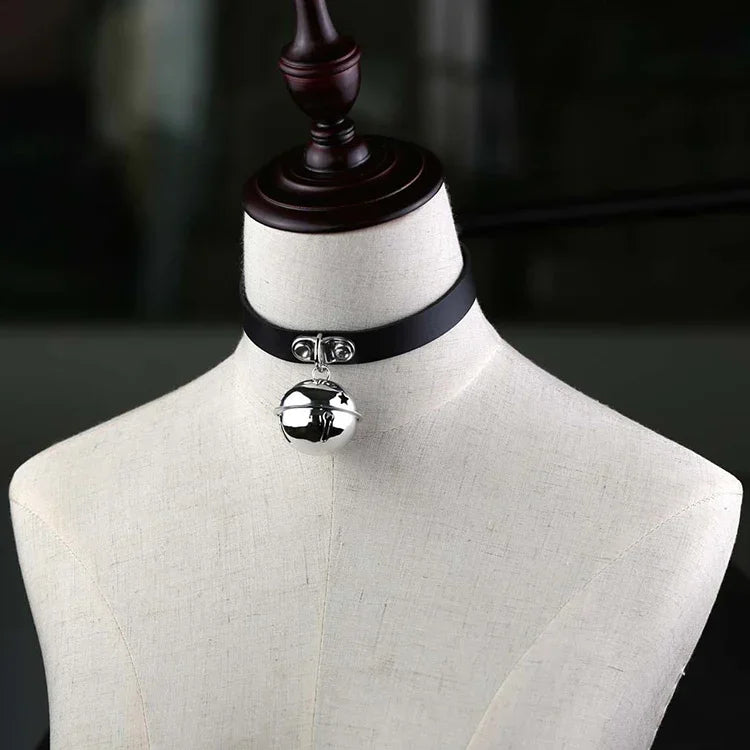 2 colliers ras-du-cou pour femme en cuir style punk japonais avec pendentif clochette, livraison couleur aléatoire, LD01