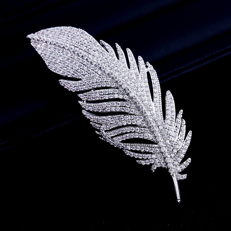 Broche de corsage en platine de haute qualité, motif plumes, style simple