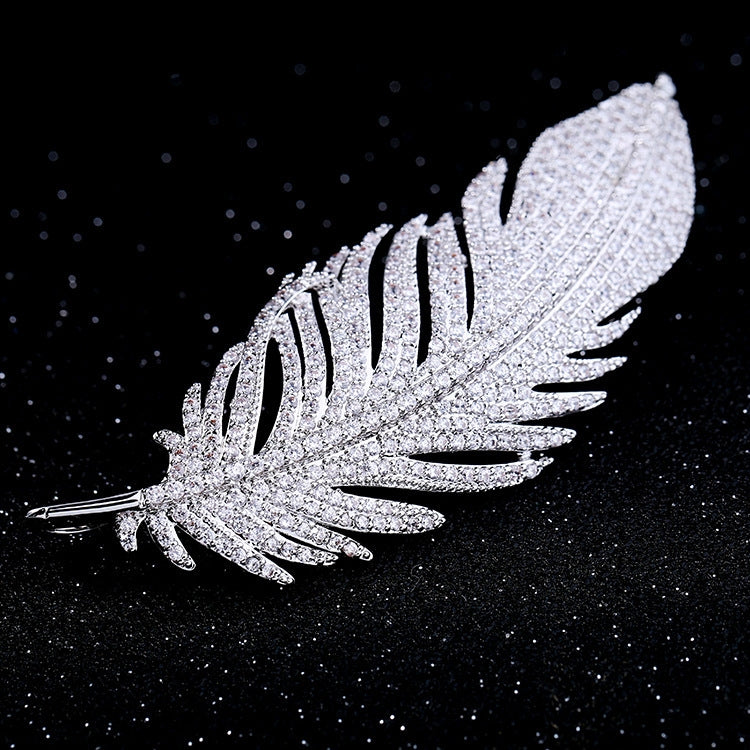 Broche de corsage en platine de haute qualité, motif plumes, style simple