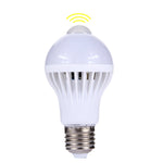 Ampoule LED E27 5W 12 LED SMD 5730 300LM avec détecteur de mouvement infrarouge, distance de détection : 4-6m, AC 220V, lumière blanche E27 5W, blanc chaud E27 5W