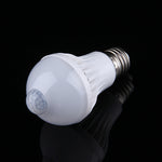 Ampoule LED E27 5W 12 LED SMD 5730 300LM avec détecteur de mouvement infrarouge, distance de détection : 4-6m, AC 220V, lumière blanche E27 5W, blanc chaud E27 5W