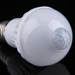 Ampoule LED E27 5W 12 LED SMD 5730 300LM avec détecteur de mouvement infrarouge, distance de détection : 4-6m, AC 220V, lumière blanche E27 5W, blanc chaud E27 5W