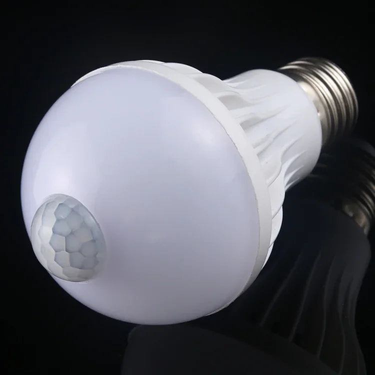 Ampoule LED à détecteur de mouvement infrarouge E27 7W 16 LED SMD 5730 450LM, Distance de détection : 4-6m, AC 220V, Lumière blanche E27 7W