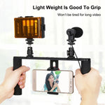 Kit de montage vidéo PULUZ 4 en 1 pour vlogging, diffusion en direct et selfies : lampe LED, poignée stabilisatrice, support en aluminium, microphone, fixation pour trépied et griffe porte-accessoires.