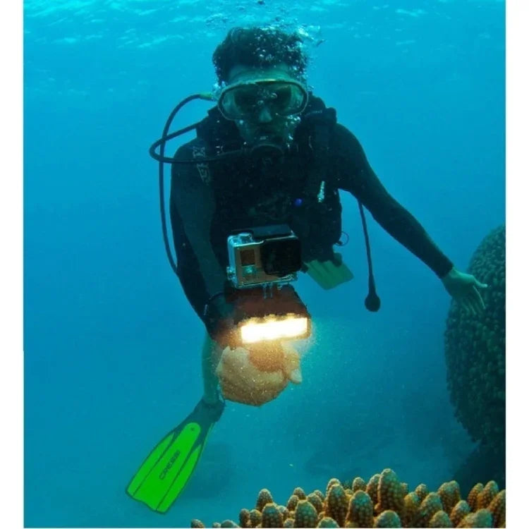 Lampe torche vidéo étanche à 30 m avec 3 modes d'éclairage, support de fixation et vis pour GoPro, Insta360, DJI et autres caméras d'action.