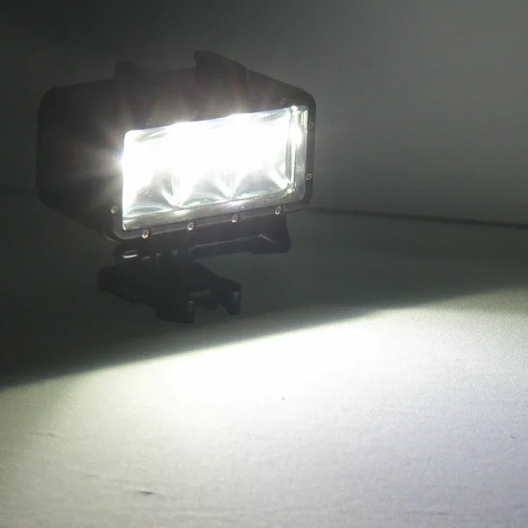 Lampe torche vidéo étanche à 30 m avec 3 modes d'éclairage, support de fixation et vis pour GoPro, Insta360, DJI et autres caméras d'action.