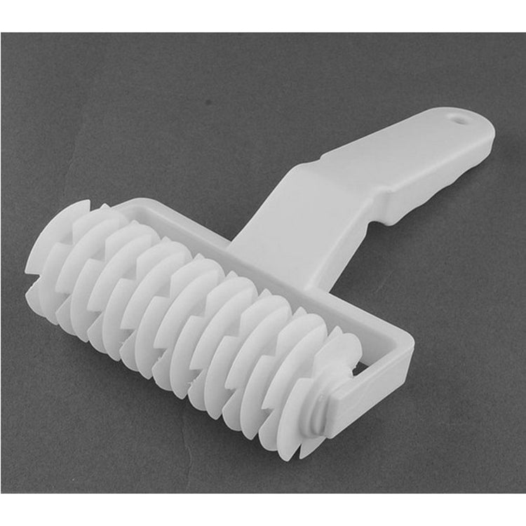 3 COUTEAUX À PÂTISSERIE : 3 couteaux à découper en cuir, couteau à mailles en plastique, couteau à roulettes, coupe-pâtes à gâteaux/pizzas, moule à gâteaux, coupe-nouilles