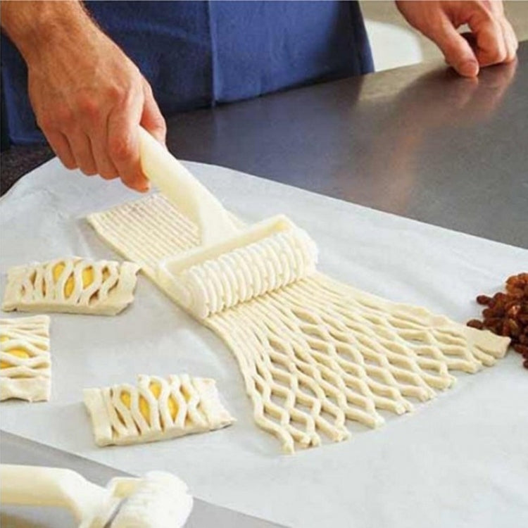 3 COUTEAUX À PÂTISSERIE : 3 couteaux à découper en cuir, couteau à mailles en plastique, couteau à roulettes, coupe-pâtes à gâteaux/pizzas, moule à gâteaux, coupe-nouilles