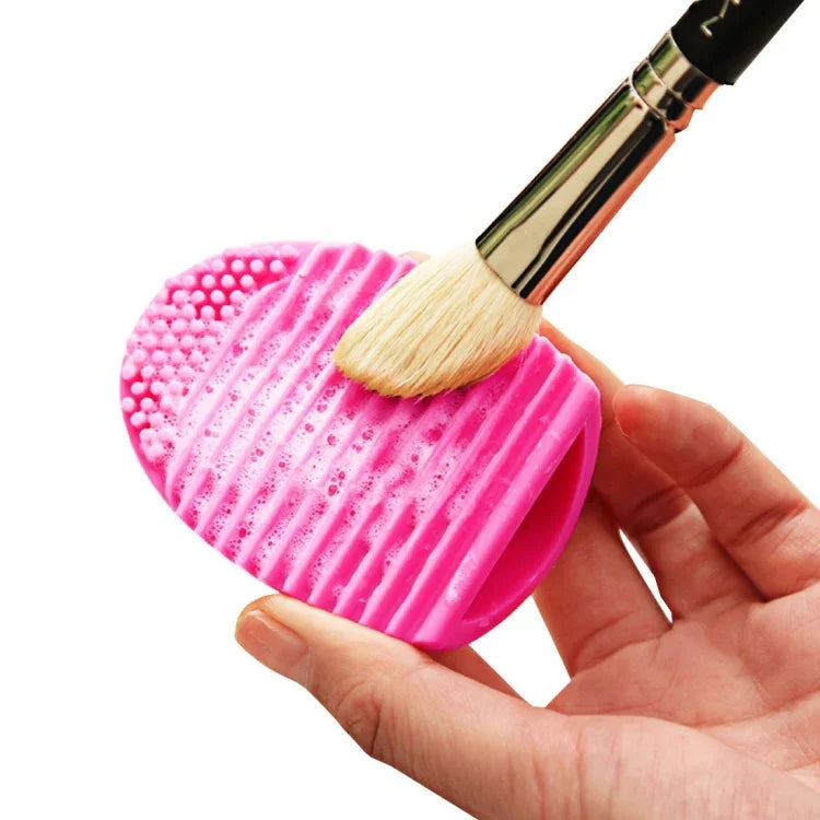 Outil de nettoyage en silicone pour pinceaux de maquillage et brosses de lavage.