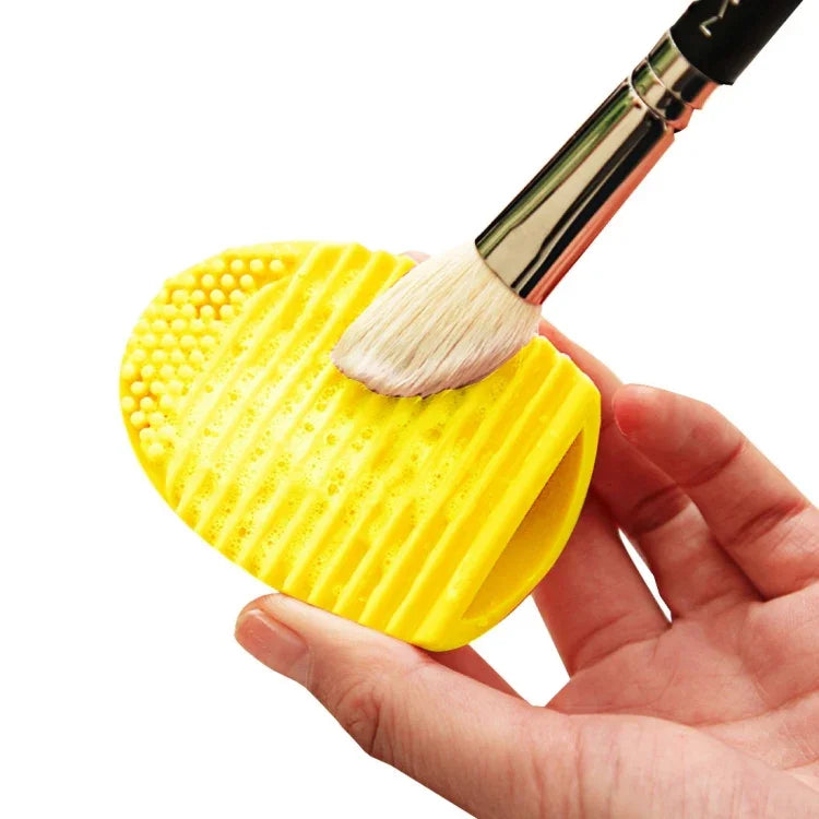 Outil de nettoyage en silicone pour pinceaux de maquillage et brosses de lavage.