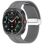 Bracelet de montre en silicone argenté à boucle magnétique pliable pour Samsung Galaxy Watch Ultra 47 mm / Ultra 2025