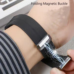 Bracelet de montre en silicone argenté à boucle magnétique pliable pour Samsung Galaxy Watch Ultra 47 mm / Ultra 2025