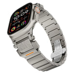 Bracelet de montre en alliage de titane avec boucle papillon à motif marteau, tête en acier inoxydable et une perle, compatible avec Apple Watch 46 mm / 49 mm / 45 mm / 44 mm