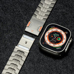 Bracelet de montre magnétique en titane Iron Man, pour Apple Watch 46mm / 49mm / 45mm / 44mm