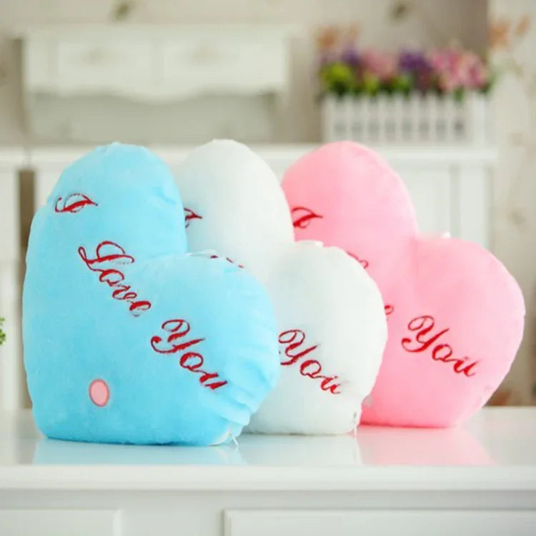 Coussin peluche lumineux en forme de cœur avec motif lettres anglaises