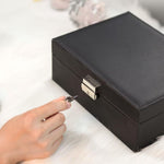 Boîte de rangement de bijoux portable en cuir pour colliers, bagues et montres, double couche