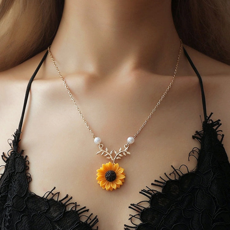 Collier pendentif tournesol délicat pour femmes, collier de bijoux créatifs en fausses perles