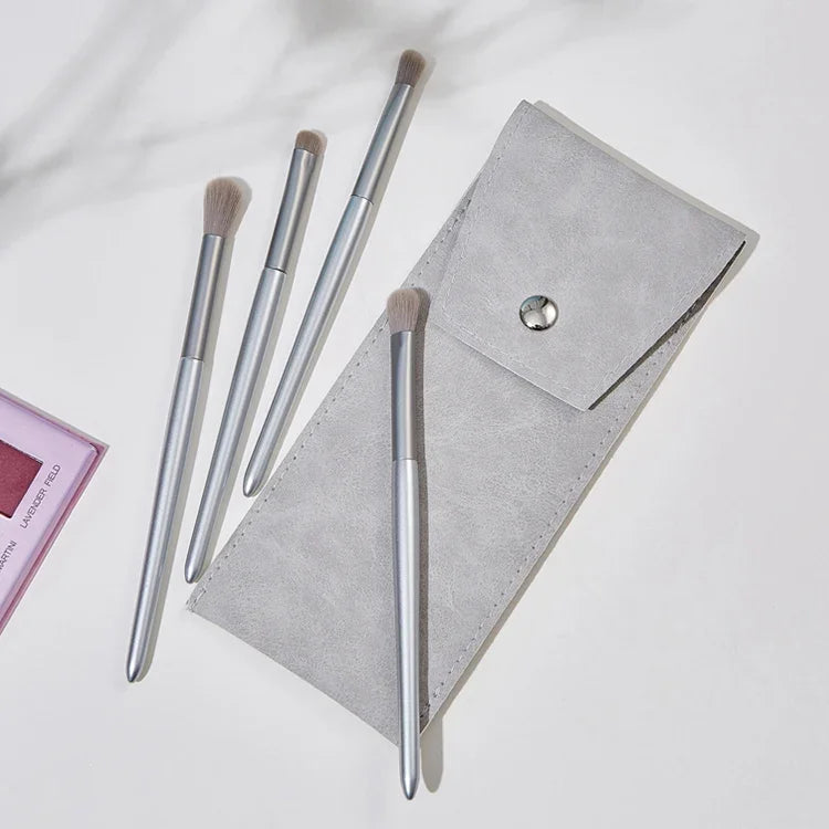 Lot de 4 pinceaux de maquillage, pinceau de maquillage pour les yeux, pinceau à détail en poils doux, pinceau estompeur avec pochette, doré, argenté