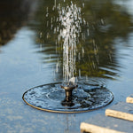 Fontaine solaire flottante à vue sur piscine extérieure, Fontaine solaire