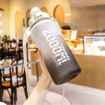 Bouteille d'eau de sport grande capacité à dégradé givré avec paille portable pour l'extérieur, 2000 ml