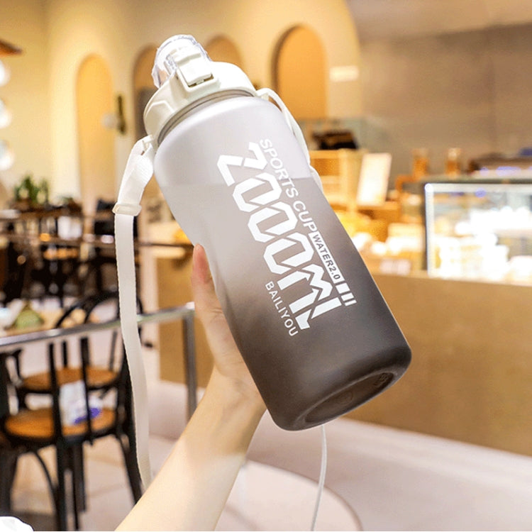 Bouteille d'eau de sport grande capacité à dégradé givré avec paille portable pour l'extérieur, 2000 ml