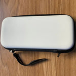 Kit de rangement pour console Switch OLED : coque en cristal, capuchon de protection, film de protection et pochette de rangement. Contient : pochette de rangement blanche 14 en 1 (avec dragonne) et pochette de rangement blanche 16 en 1.