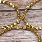 Bijou bracelet tissé main perles de cuivre irrégulières, mat, léger, corde rouge clair