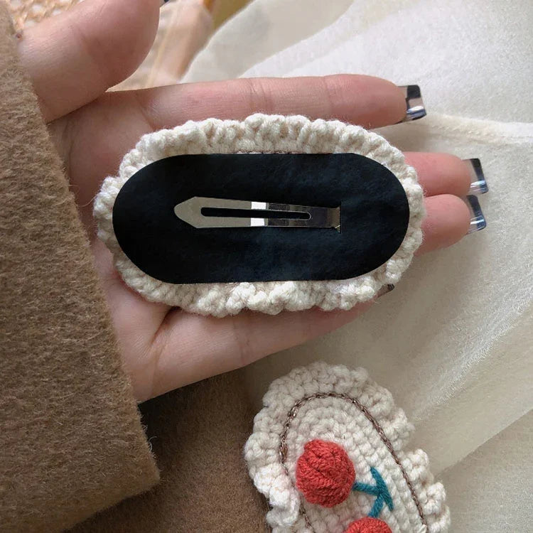 B316 2 pinces à cheveux mignonnes en laine tricotée, douces et polyvalentes, faites à la main, Beige, Cerise