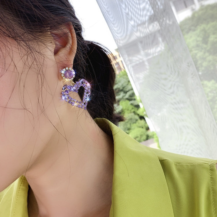 Boucles d'oreilles clou Amour Aiguille d'Argent, E2109-12 Diamant violet, E2109-13 Diamant blanc, E2112-9 Amour asymétrique or, E2112-10 Amour asymétrique K blanc