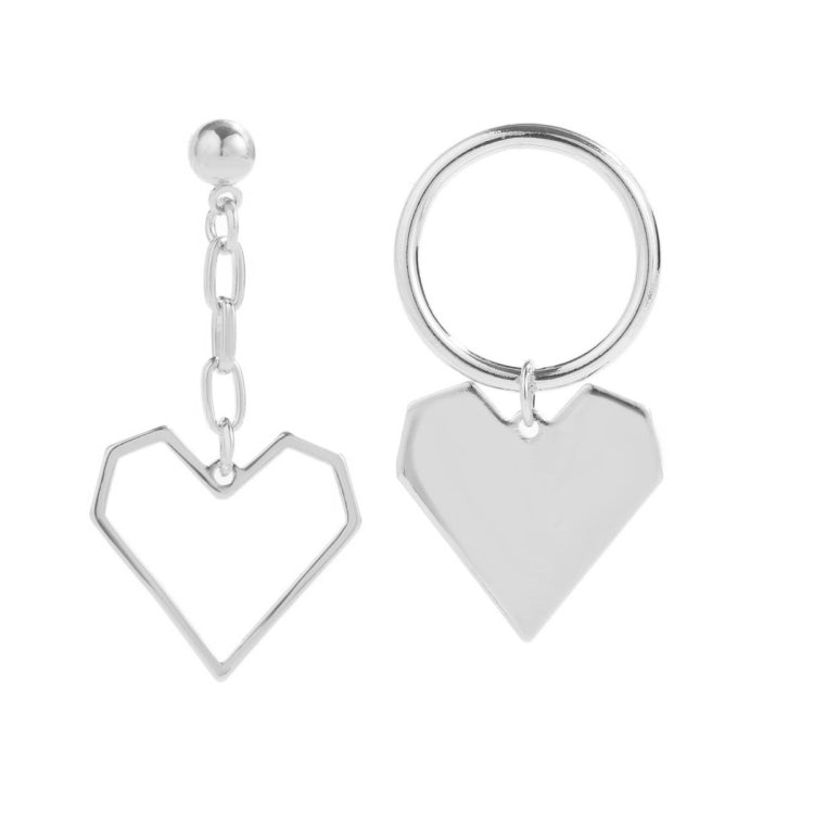 Boucles d'oreilles clou Amour Aiguille d'Argent, E2109-12 Diamant violet, E2109-13 Diamant blanc, E2112-9 Amour asymétrique or, E2112-10 Amour asymétrique K blanc