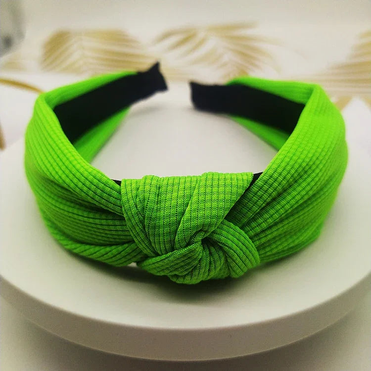 Bandeau serre-tête couleur unie avec cheveux pressés et large bord de 5 cm