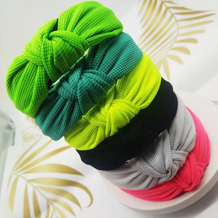 Bandeau serre-tête couleur unie avec cheveux pressés et large bord de 5 cm