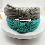 Bandeau serre-tête couleur unie avec cheveux pressés et large bord de 5 cm