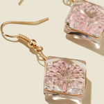 Boucles d'oreilles faites à la main en verre avec fleurs séchées et gypsophiles