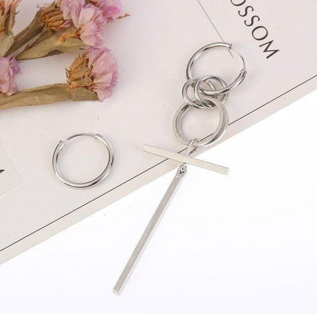 Grandes boucles d'oreilles simples et longues boucles d'oreilles asymétriques