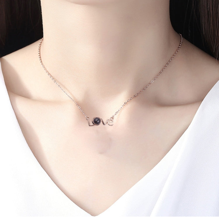 Collier pendentif lettre d'amour « Je t'aime » dans 100 langues, avec projection, en or rose ou en argent